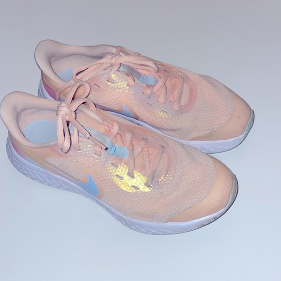 Peach Nikes, women size 6 - Picture 2 of 4